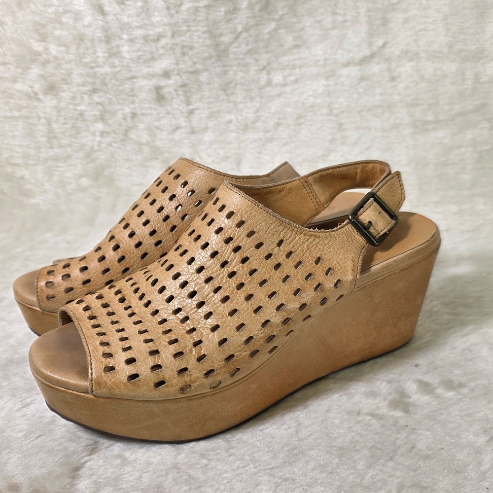 Chocolat Blu Wally Perforated Leather Wedge Sandals Tan Womens 8 Excellent